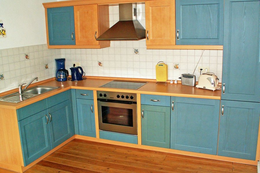 Küchenzeile in der Küche mit Ceran-Kochfeld